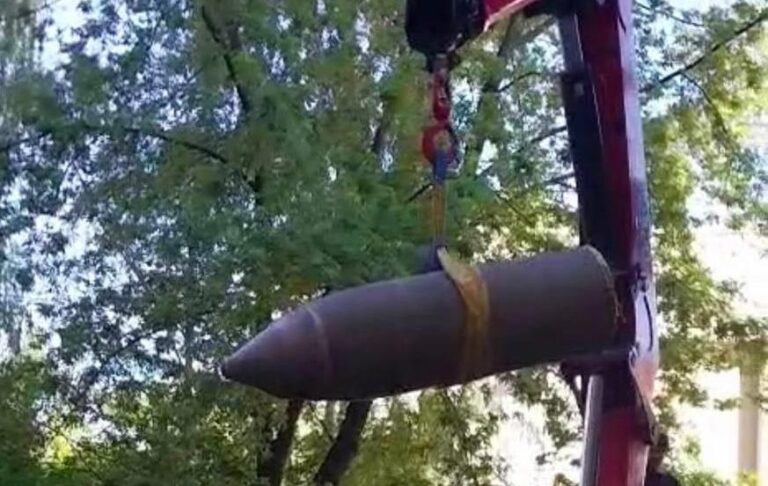 Фото для новини:У Києві знайшли бойову частину ракети біля будинку