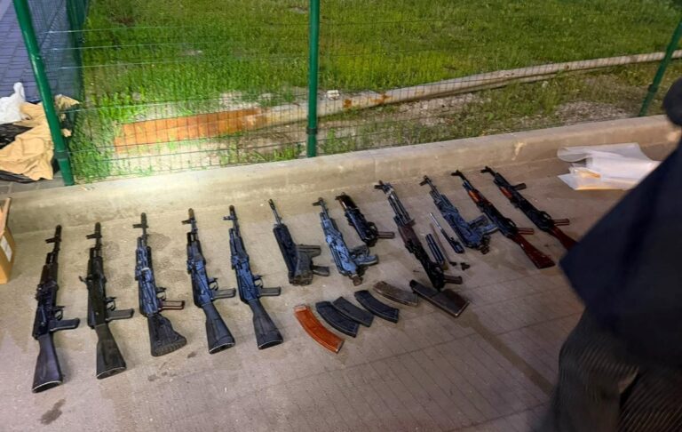 Фото для новини:У Кропивницькому поліцейський з братом торгували зброєю і мали паспорти РФ