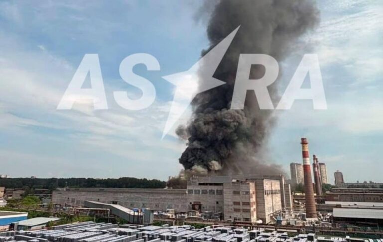 Фото для новини:У Новосибірську палає склад оборонного заводу