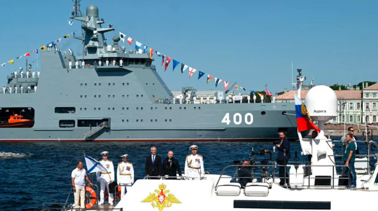 Фото для новини:У Росії вдруге поспіль скасували військово-морський парад у Петербурзі