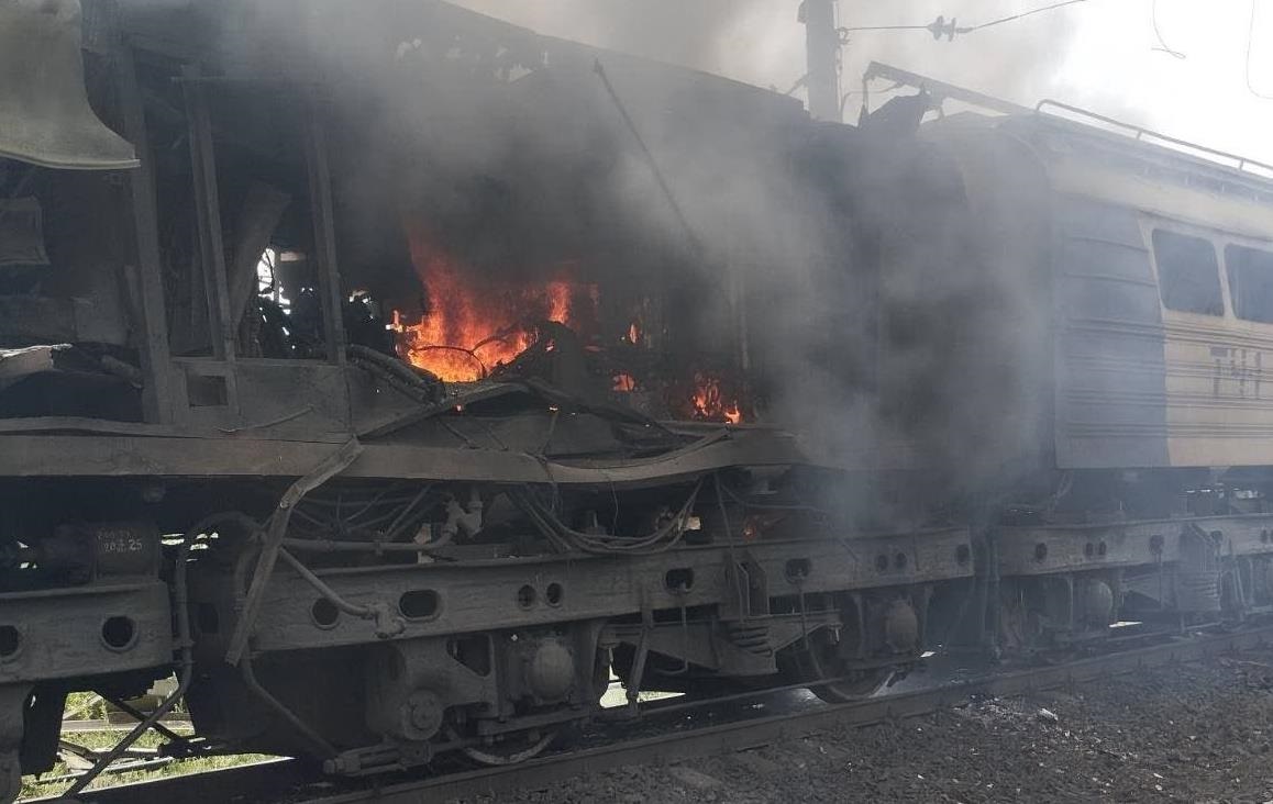 Фото для новини:У Запоріжжі дрон РФ влучив в електровоз Укрзалізниці