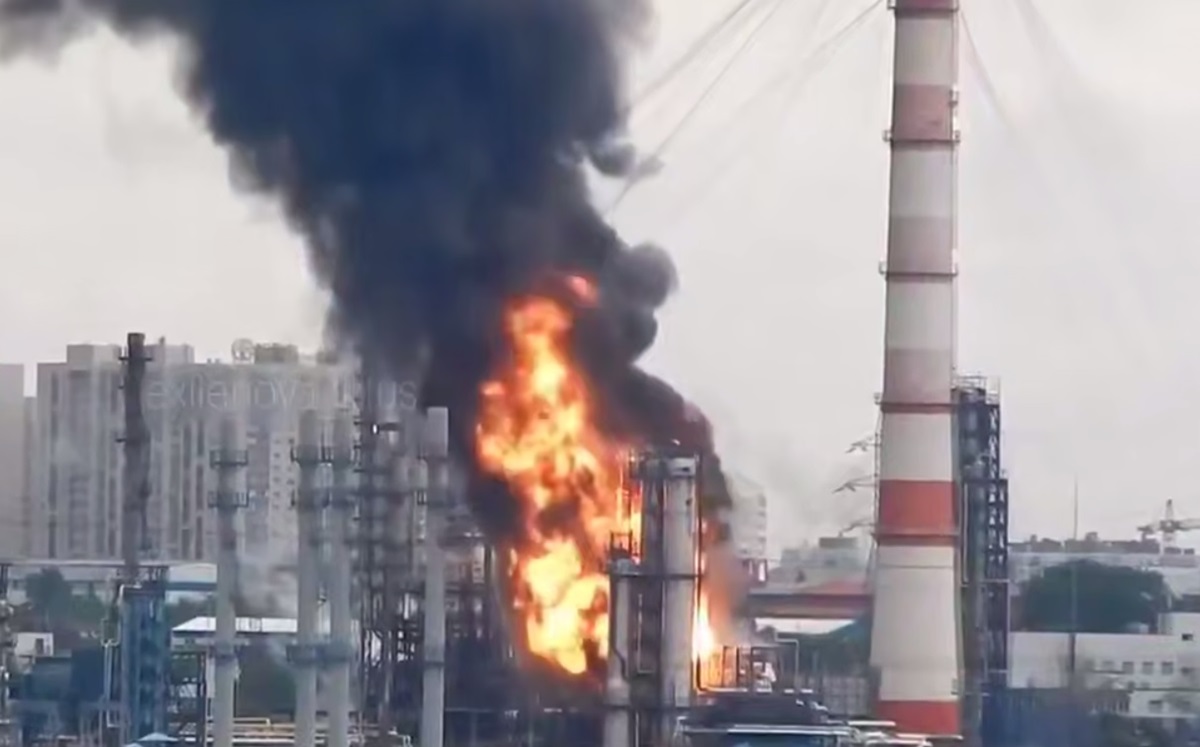 Фото для новини:Удар в саме "сердце". Пожежа на НПЗ в Москві