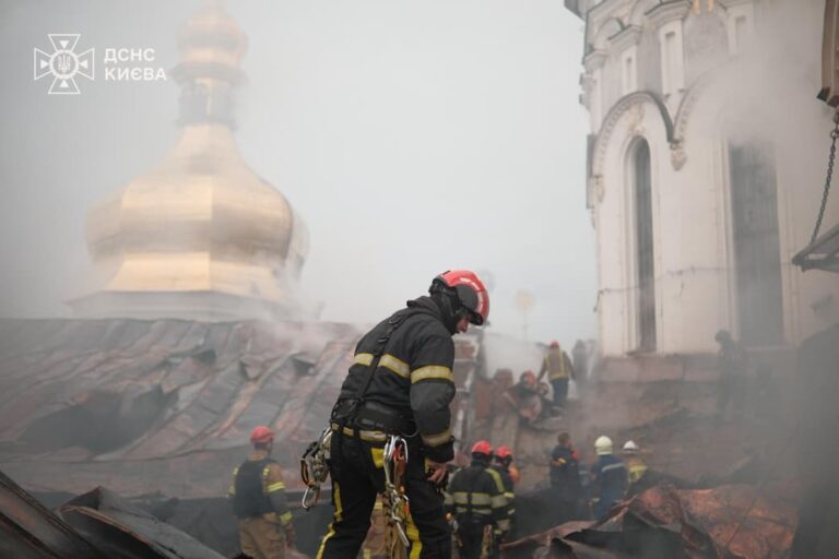 Фото для новини:Зеленський різко відреагував на удар РФ по Лаврі