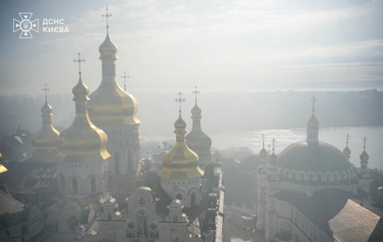 Фото для новини:Зеленський відвідав лавру після атаки Росії