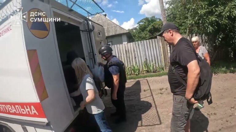 Фото для новини:Евакуаційна група ДСНС «Фенікс» вивезла з прикордонної Сумщини 3 людей