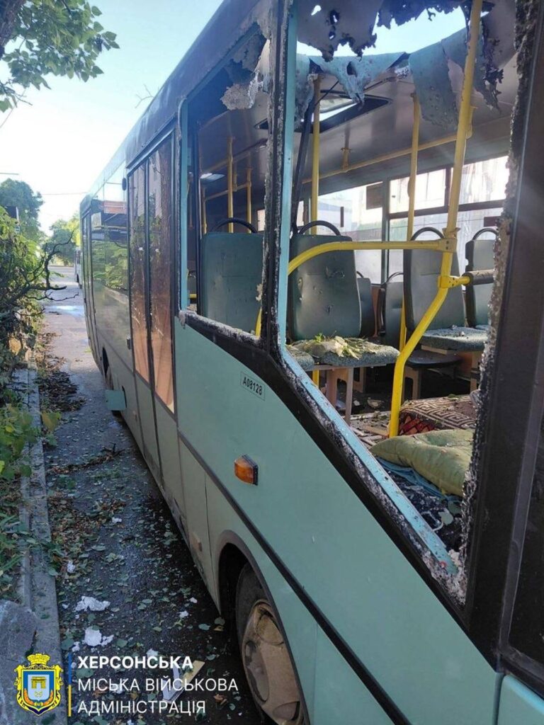 Фото для новини:Армія РФ атакувала маршрутку та зупинку в Херсоні