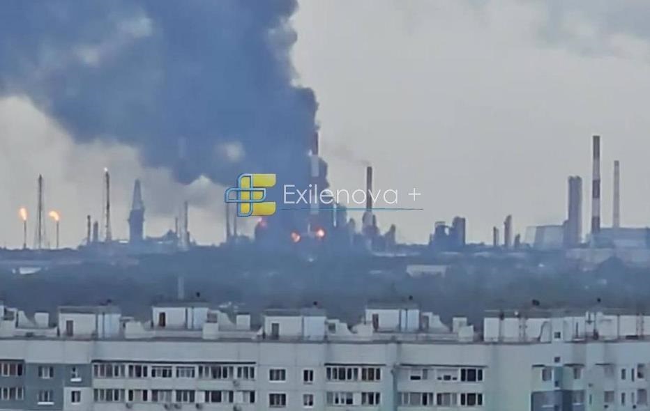 Фото для новини:Атака дронів. Горить найбільший НПЗ в Росії