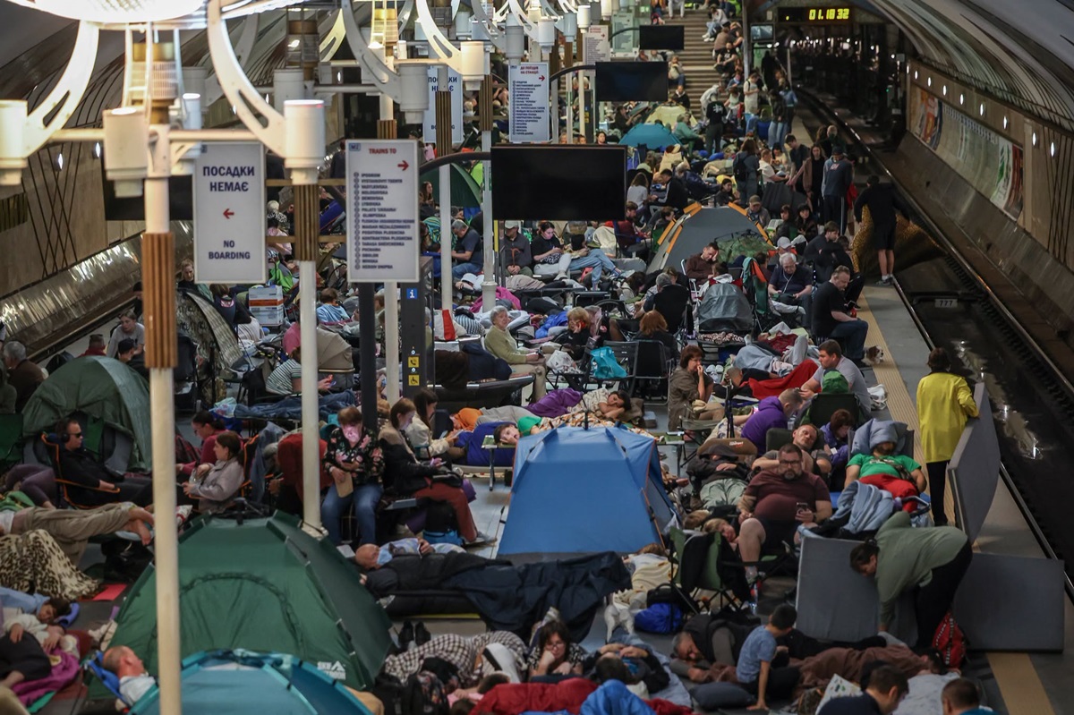 Фото для новини:Атака на Київ: метро прихистило рекордні 56 тисяч людей