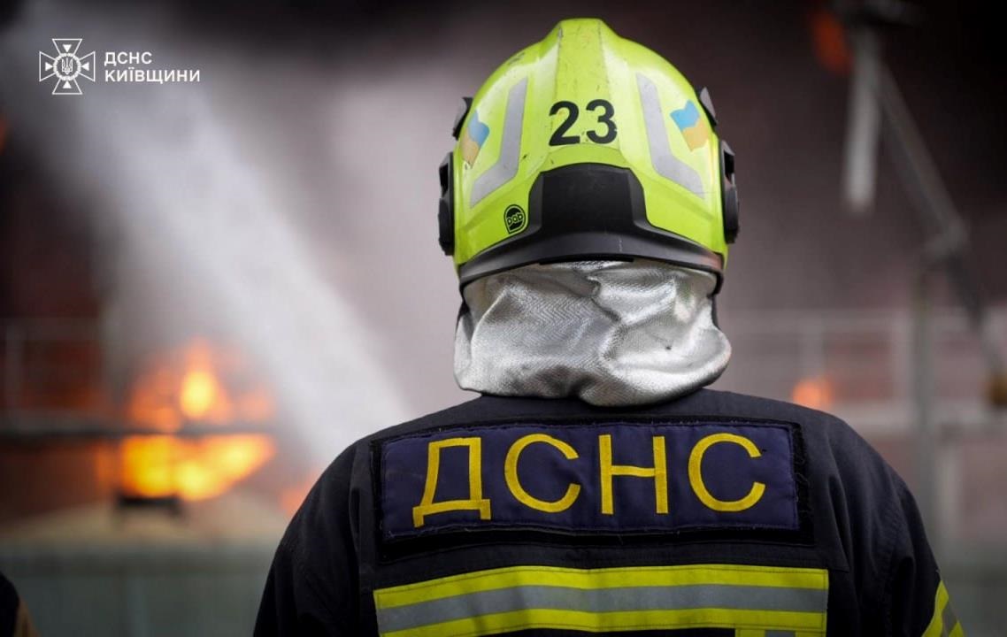 Фото для новини:Атака РФ: під Києвом загасили масштабну пожежу
