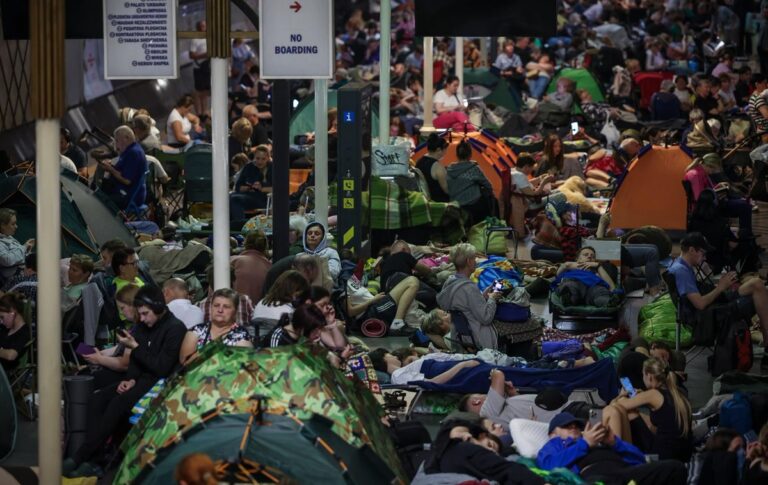 Фото для новини:Атака РФ: в метро Києва переховувалась рекордна кількість людей