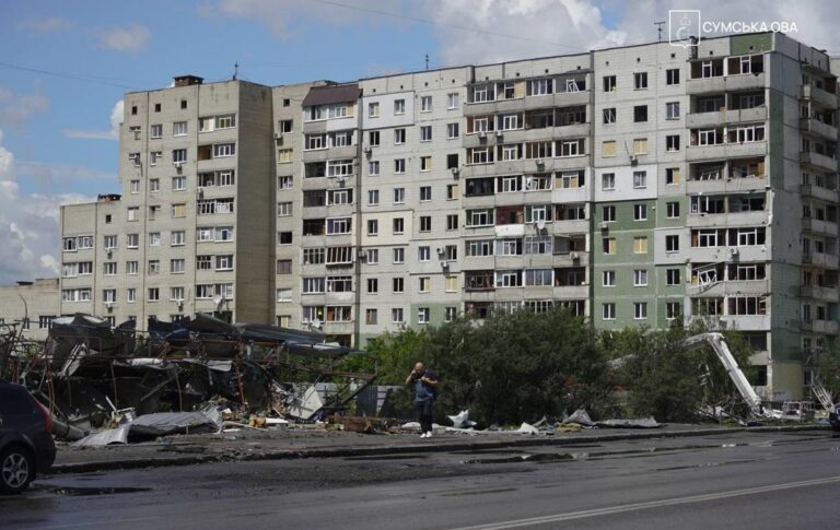 Фото для новини:Авіаудар по Сумах: кількість постраждалих зросла до 43