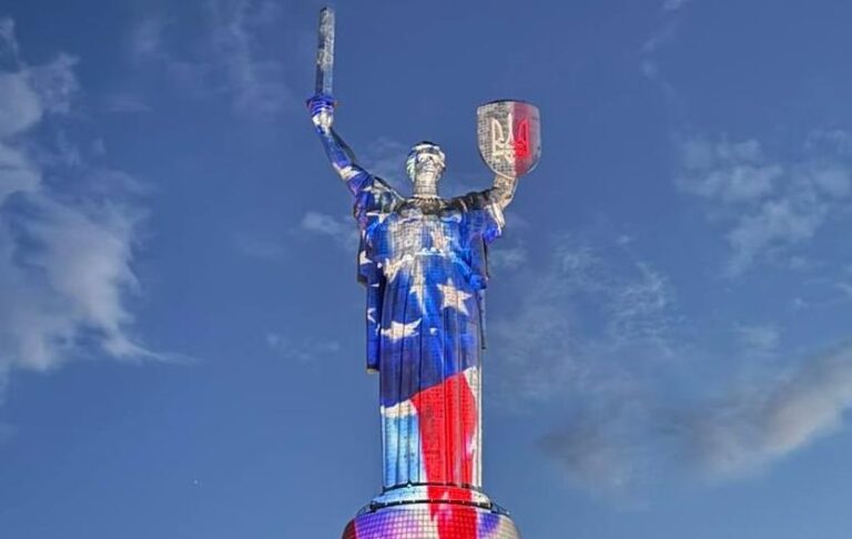 Фото для новини:Батьківщину-мати підсвітили у кольори прапора США