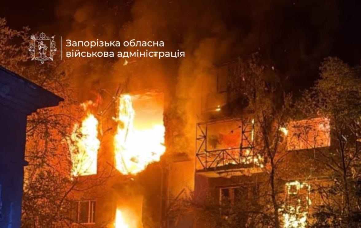 Фото для новини:БПЛА влучило у багатоповерхівку у Запоріжжі