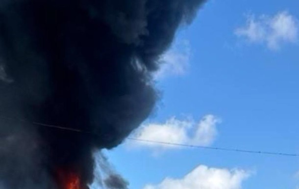 Фото для новини:Дим над Запоріжжям: РФ вдарила по харчовому підприємству