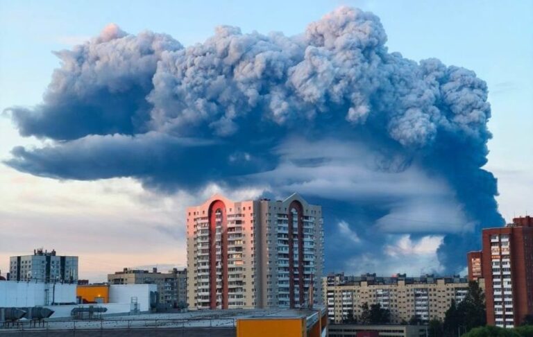 Фото для новини:Дрони атакували Пітер: палає склад Wildberries