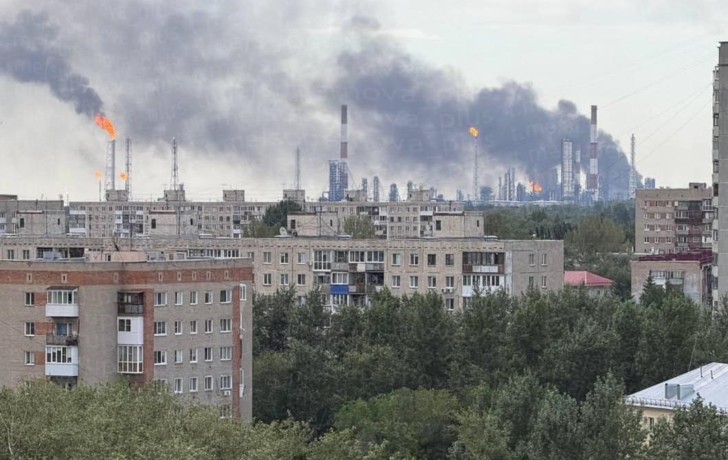 Фото для новини:Дрони вперше атакували найбільший НПЗ в Росії