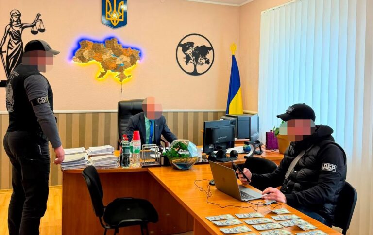 Фото для новини:Хабар за "потрібне" рішення: викрито голову райсуду на Харківщині