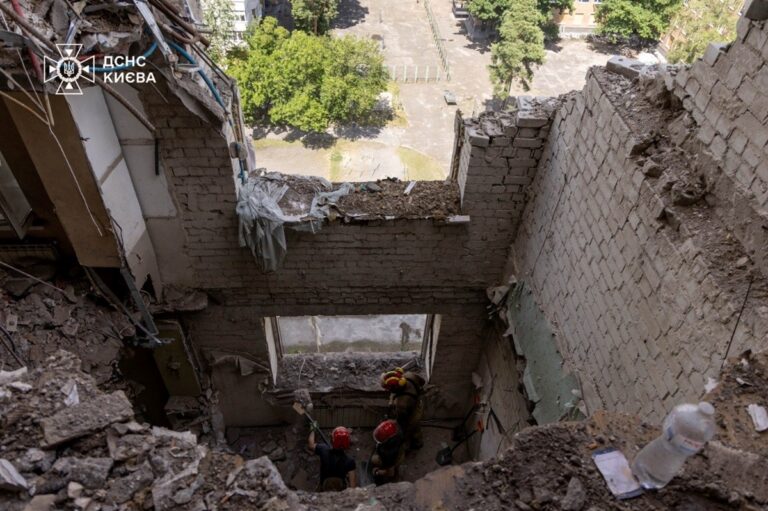 Фото для новини:Кількість жертв удару по Києву зросла