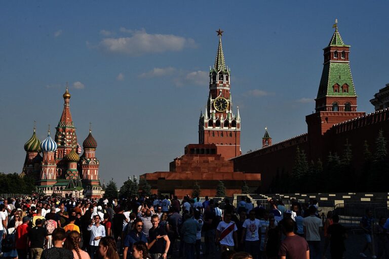Фото для новини:Кремль закриває школи заради верстатів і гармат - розвідка