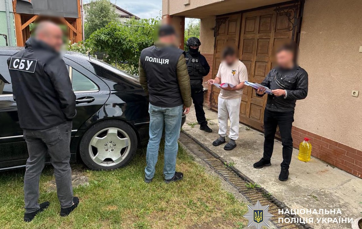 Фото для новини:Мережа "закладок" через Telegram: поліція затримала п'ять людей