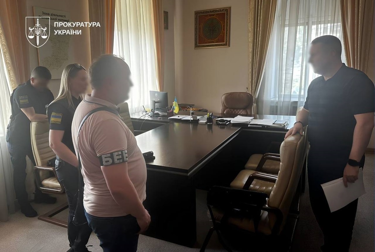 Фото для новини:Мільйонні збитки: троє посадовців митниці отримали підозру