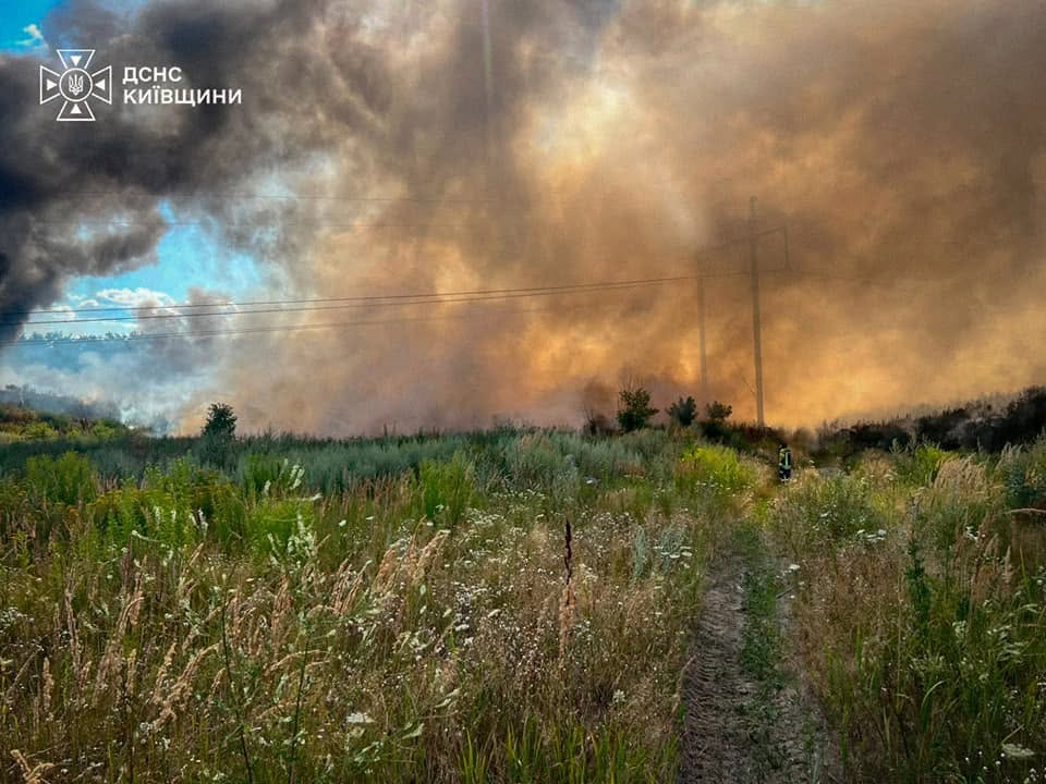 Фото для новини:На Київщині другу добу гасять масштабну пожежу на сміттєзвалищі