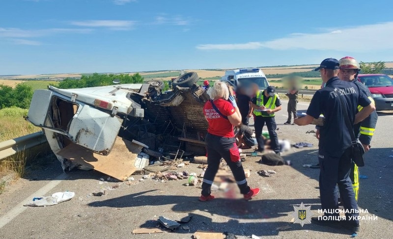 Фото для новини:На трасі Одеса-Київ маршрутка врізалася у фуру: є жертви