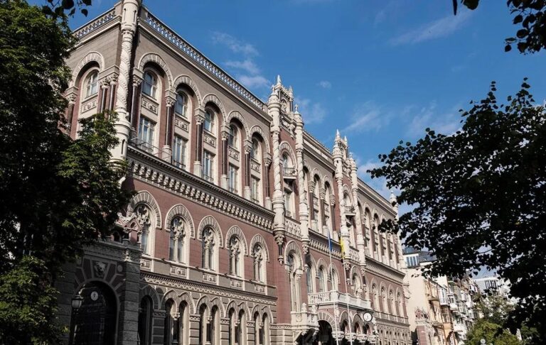 Фото для новини:Нацбанк почав знижувати курс гривні