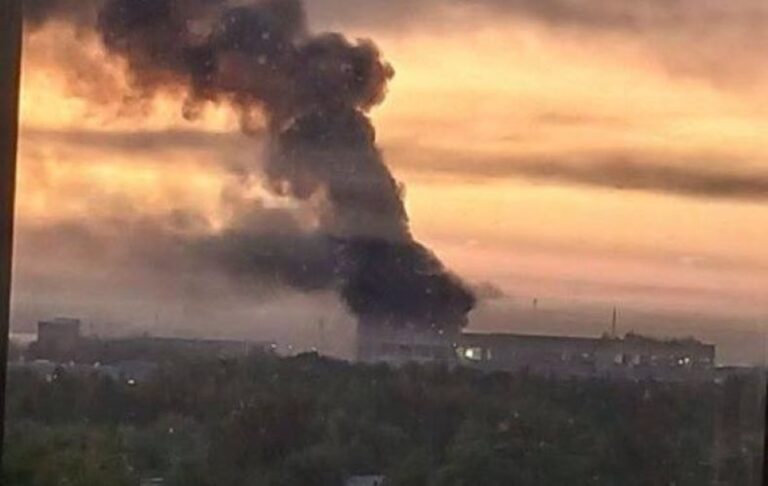 Фото для новини:Під Москвою після атаки горять склад і нафтобаза