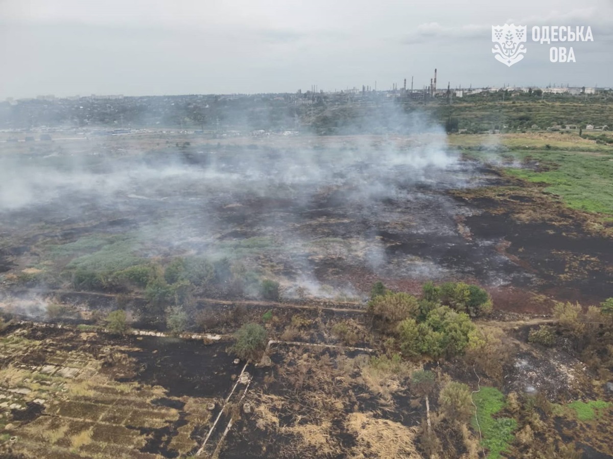 Фото для новини:Під Одесою тліють 8 га очерету й трави