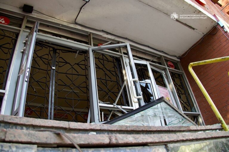 Фото для новини:Після удару РФ у Дніпрі скаржаться на запах аміаку