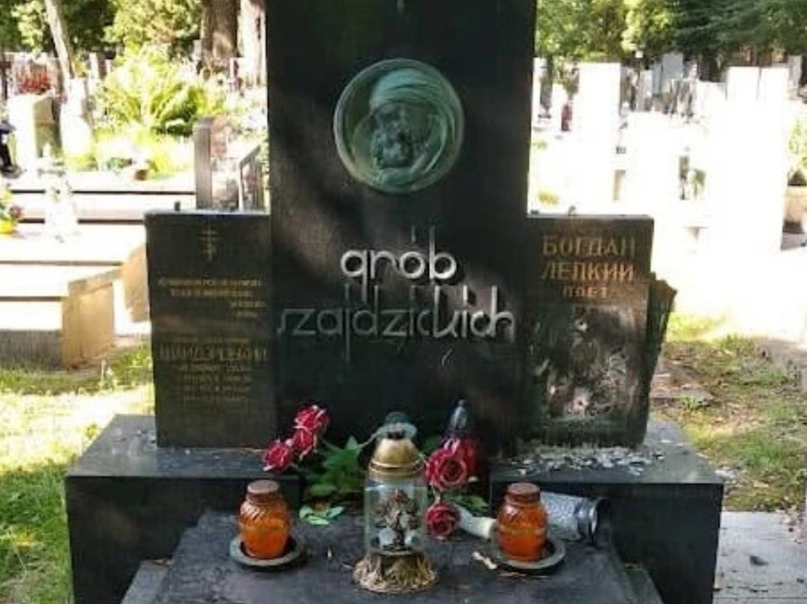 Фото для новини:Поліція Польщі розслідує вандалізм на могилі українського письменника