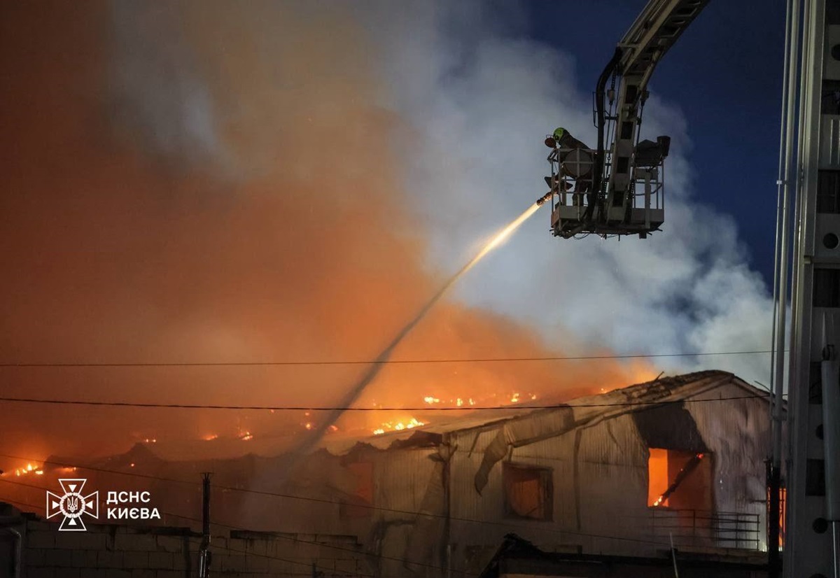 Фото для новини:Ракетна атака РФ на Київ: у ДСНС показали наслідки
