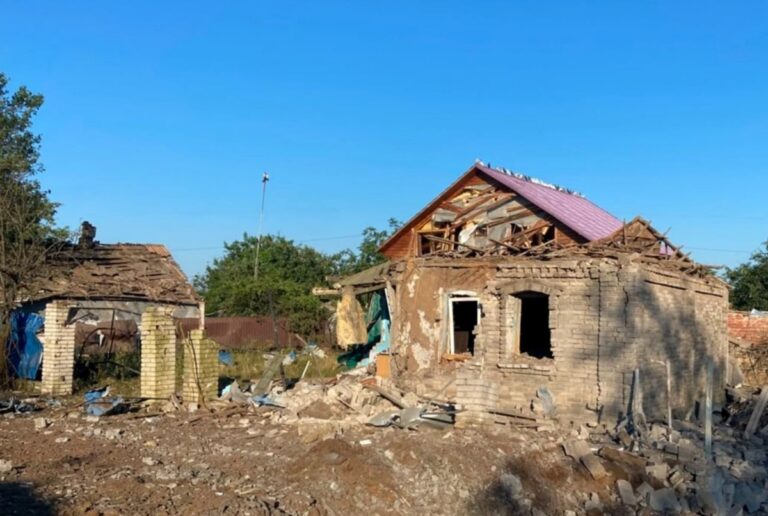 Фото для новини:РФ атакувала приватний сектор на Донеччині, є загибла