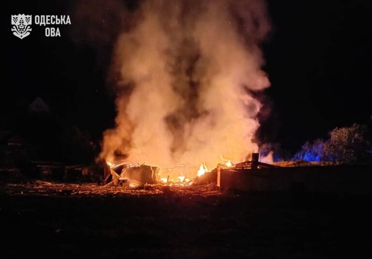 Фото для новини:РФ масовано атакували Одещину, є постраждалі