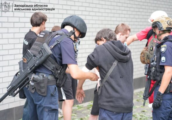 Фото для новини:РФ вдарила по багатоповерхівці в Запоріжжі: під завалами люди
