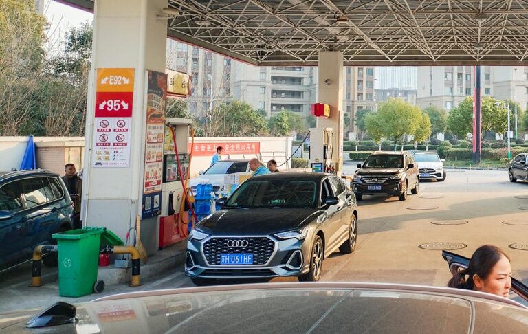 Фото для новини:Росіянам пропонують заправляти авто в Китаї - соцмережі