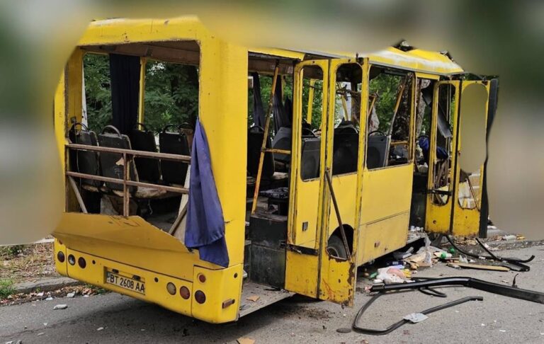 Фото для новини:Росіяни атакували маршрутку у центрі Херсона