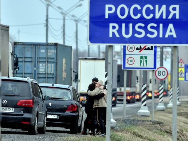 Фото для новини:Росіяни дедалі частіше шукають способи виїхати з країни - ЗМІ