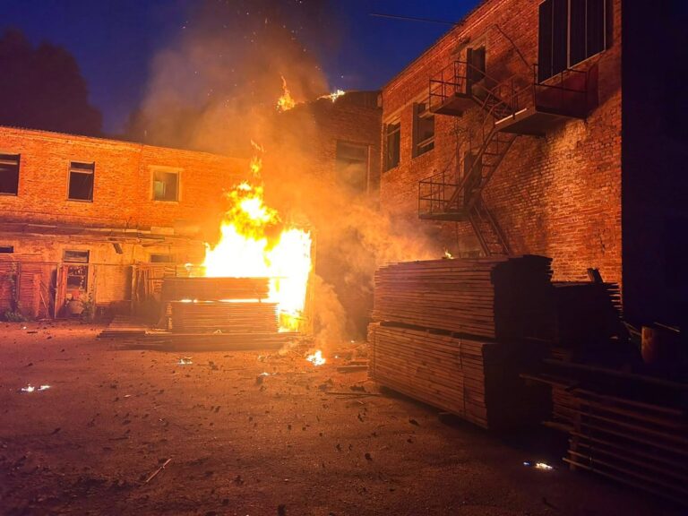 Фото для новини:Росіяни дронами цілили по заправках та інших об'єктах Чернігівщини
