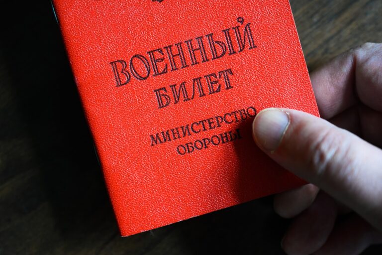 Фото для новини:Росіяни масово шукають способи уникнути фронту - ЗМІ