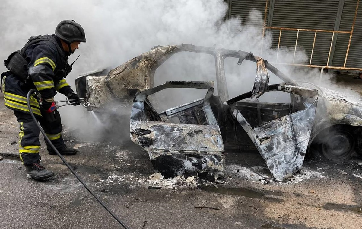 Фото для новини:Росіяни вдарили дроном по авто в Херсоні: є жертви