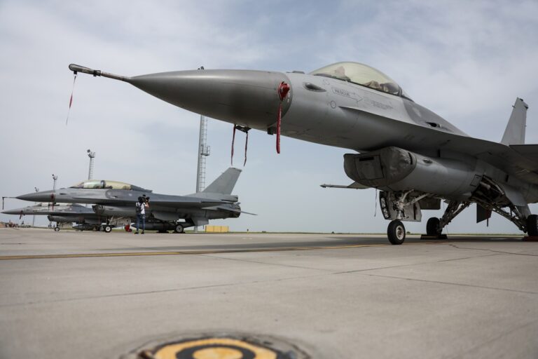 Фото для новини:Румунський F-16 збив невідомий БпЛА