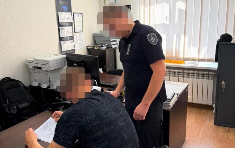 Фото для новини:Силове затримання біля ТЦК у Полтаві: поліцейський зламав руку чоловіку