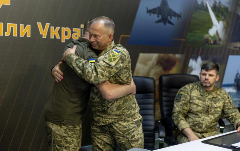 Фото для новини:Сирський офіційно передав повноваження Драпатому