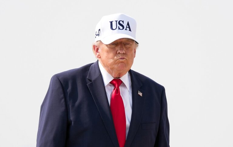Фото для новини:Трамп показав макет нової купюри зі своїм підписом