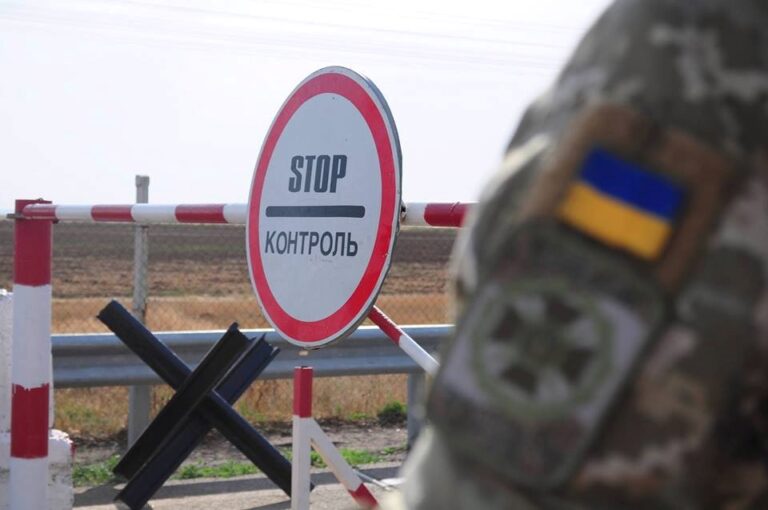 Фото для новини:У Чернігові на блокпості намагалися передати вибухівку в бургері
