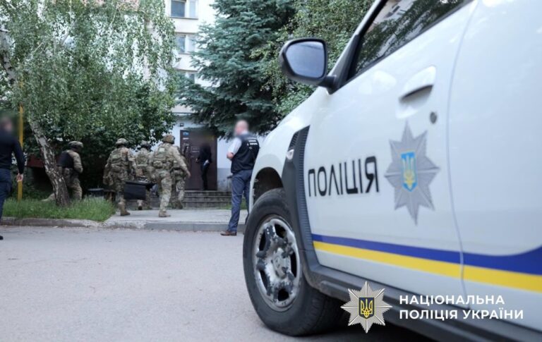 Фото для новини:У Харкові чоловік кинувся з ножем на ТЦК: поліція відкрила вогонь