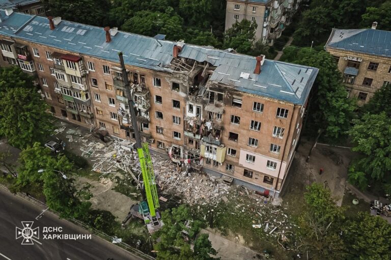 Фото для новини:У Харкові завершили рятувальні роботи після удару