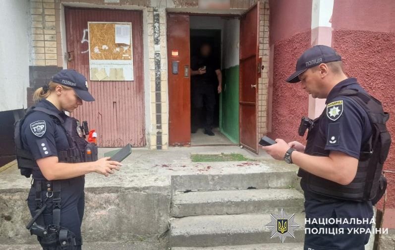 Фото для новини:У Хмельницькому чоловік поранив поліцейського під час перевірки документів
